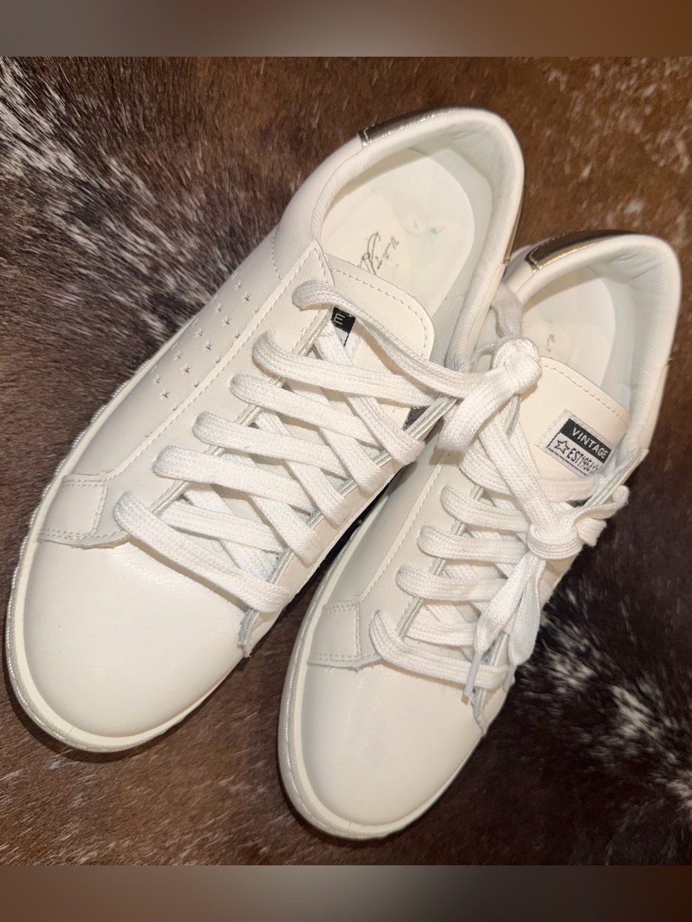 Vintage Havana White & Gold Sneakers Size8 ⭐